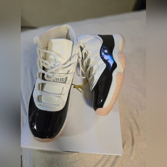 Nike Air Jordan Retro 11 "Neopolitan" Women - Picture 12 of 13